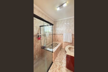 Casa à venda com 210m², 3 quartos e 3 vagas Casa à venda com 210m², 3 quartos e 3 vagasBanheiro