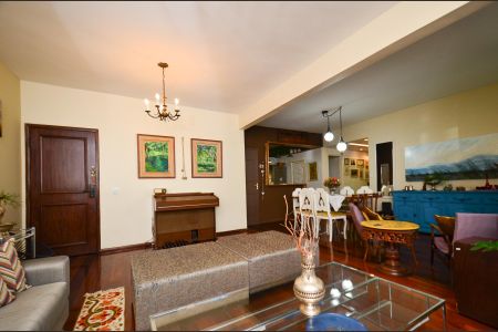Apartamento à venda com 265m², 4 quartos e 2 vagas Apartamento à venda com 265m², 4 quartos e 2 vagasSala de estar