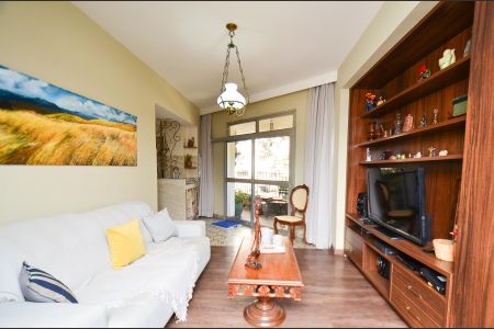 Apartamento à venda com 265m², 4 quartos e 2 vagas Apartamento à venda com 265m², 4 quartos e 2 vagasSala de TV