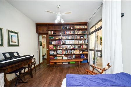 Apartamento à venda com 265m², 4 quartos e 2 vagas Apartamento à venda com 265m², 4 quartos e 2 vagasQuarto4
