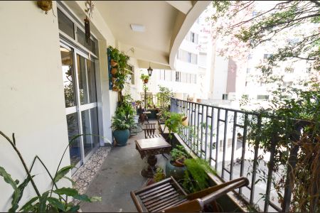 Apartamento à venda com 265m², 4 quartos e 2 vagas Apartamento à venda com 265m², 4 quartos e 2 vagasVaranda