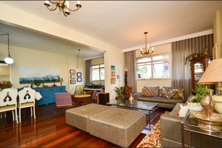 Apartamento à venda com 265m², 4 quartos e 2 vagas Apartamento à venda com 265m², 4 quartos e 2 vagasSala de estar