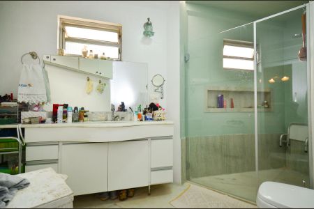 Apartamento à venda com 265m², 4 quartos e 2 vagas Apartamento à venda com 265m², 4 quartos e 2 vagasBanheiro suite