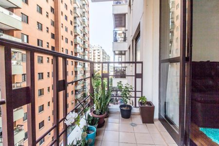Apartamento à venda com 75m², 2 quartos e 2 vagasVaranda Sala de TV