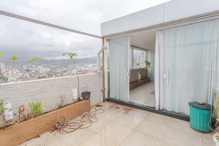 Apartamento à venda com 180m², 3 quartos e 2 vagasCobertura