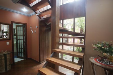 Casa de condomínio à venda com 320m², 6 quartos e 2 vagasEscada