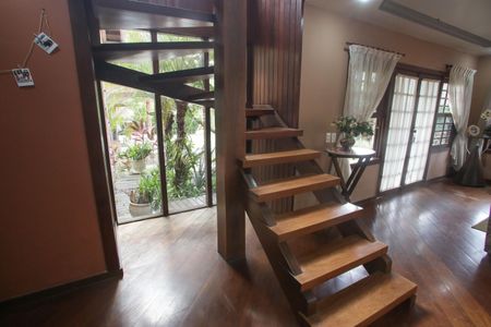 Casa de condomínio à venda com 320m², 6 quartos e 2 vagasEscada