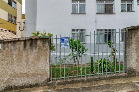 Apartamento para alugar com 63m², 3 quartos e 1 vagaPlaca de aluga e vende instalada na fachada do prédio (GYAK-312 )