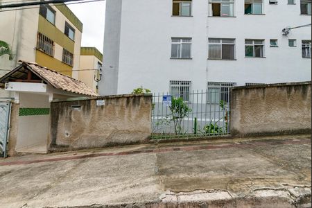Apartamento para alugar com 63m², 3 quartos e 1 vagaPlaca de aluga e vende instalada na fachada do prédio (GYAK-312 )