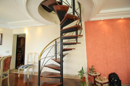 Apartamento à venda com 309m², 3 quartos e 4 vagas Apartamento à venda com 309m², 3 quartos e 4 vagasEscada