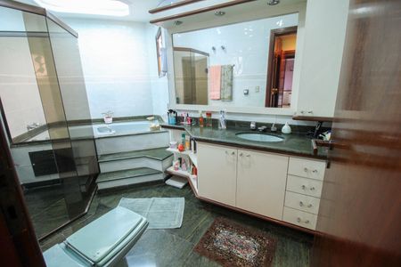 Apartamento à venda com 309m², 3 quartos e 4 vagas Apartamento à venda com 309m², 3 quartos e 4 vagasBanheiro Suíte 1