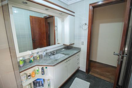 Apartamento à venda com 309m², 3 quartos e 4 vagas Apartamento à venda com 309m², 3 quartos e 4 vagas Banheiro Suíte 3
