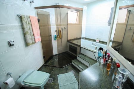 Apartamento à venda com 309m², 3 quartos e 4 vagas Apartamento à venda com 309m², 3 quartos e 4 vagasBanheiro Suíte 1