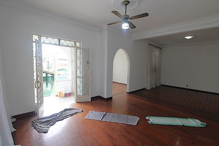 Casa à venda com 299m², 4 quartos e 4 vagasSala 1