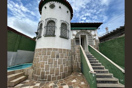 Casa à venda com 299m², 4 quartos e 4 vagasFachada