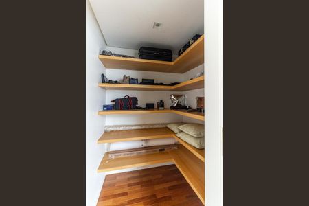 Apartamento à venda com 380m², 3 quartos e 3 vagasBanheiro da Suíte 1 - Armário