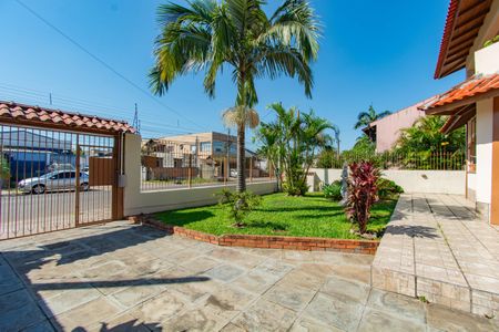 Casa à venda com 240m², 4 quartos e 4 vagas Casa à venda com 240m², 4 quartos e 4 vagasFachada