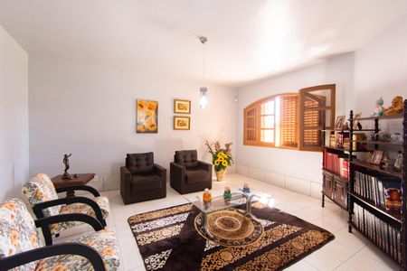 Casa à venda com 240m², 4 quartos e 4 vagas Casa à venda com 240m², 4 quartos e 4 vagasSala