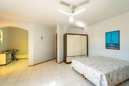 Casa à venda com 240m², 4 quartos e 4 vagas Casa à venda com 240m², 4 quartos e 4 vagasSuíte