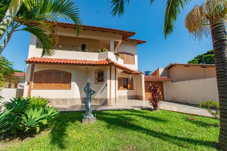 Casa à venda com 240m², 4 quartos e 4 vagas Casa à venda com 240m², 4 quartos e 4 vagasFachada