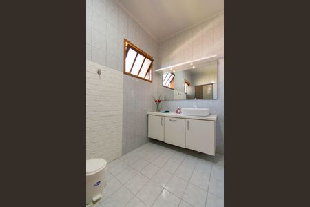 Casa à venda com 240m², 4 quartos e 4 vagas Casa à venda com 240m², 4 quartos e 4 vagasBanheiro da Suíte