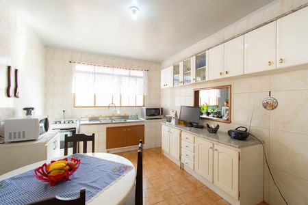 Casa à venda com 240m², 4 quartos e 4 vagas Casa à venda com 240m², 4 quartos e 4 vagasCozinha