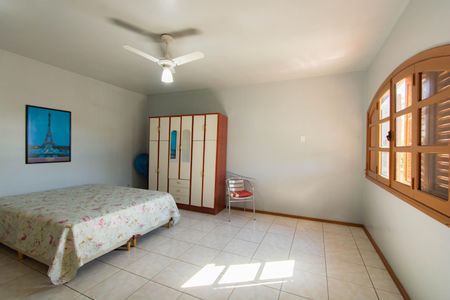 Casa à venda com 240m², 4 quartos e 4 vagas Casa à venda com 240m², 4 quartos e 4 vagasSuíte