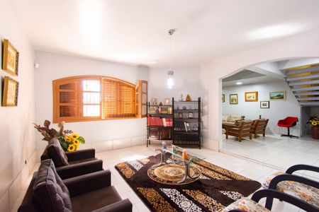 Casa à venda com 240m², 4 quartos e 4 vagas Casa à venda com 240m², 4 quartos e 4 vagasSala