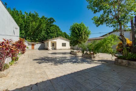 Casa à venda com 240m², 4 quartos e 4 vagas Casa à venda com 240m², 4 quartos e 4 vagasQuintal