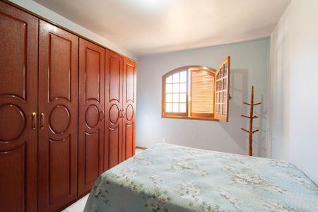 Casa à venda com 240m², 4 quartos e 4 vagas Casa à venda com 240m², 4 quartos e 4 vagasQuarto 1