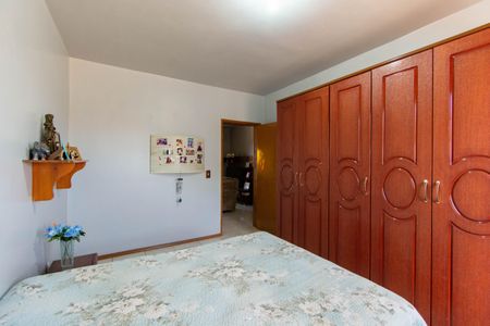 Casa à venda com 240m², 4 quartos e 4 vagas Casa à venda com 240m², 4 quartos e 4 vagasQuarto 1