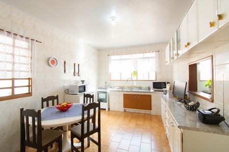 Casa à venda com 240m², 4 quartos e 4 vagas Casa à venda com 240m², 4 quartos e 4 vagasCozinha