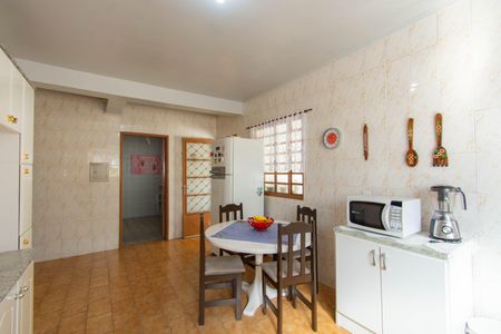 Casa à venda com 240m², 4 quartos e 4 vagas Casa à venda com 240m², 4 quartos e 4 vagasCozinha