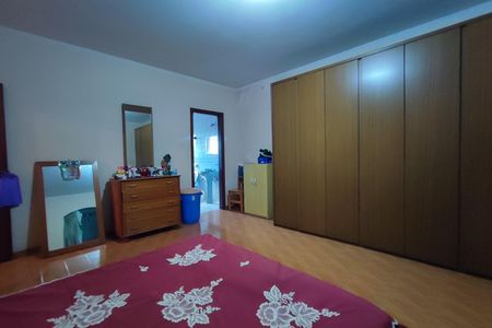 Casa à venda com 204m², 4 quartos e 6 vagas Casa à venda com 204m², 4 quartos e 6 vagasQuarto Suíte