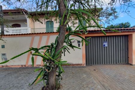 Casa à venda com 204m², 4 quartos e 6 vagas Casa à venda com 204m², 4 quartos e 6 vagasPLACA INSTALADA NA FACHADA