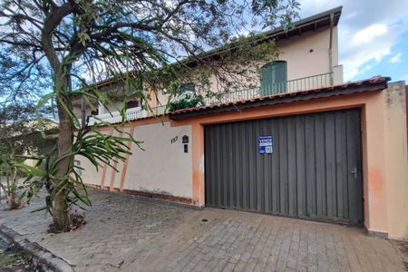 Casa à venda com 204m², 4 quartos e 6 vagas Casa à venda com 204m², 4 quartos e 6 vagasFachada