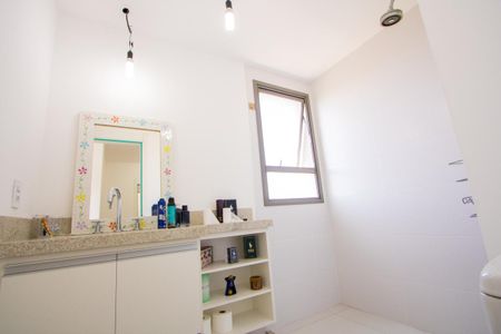 Apartamento à venda com 133m², 4 quartos e 3 vagasBanheiro do quarto 1