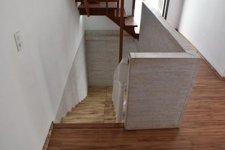 Casa de condomínio para alugar com 300m², 3 quartos e 4 vagasEscada