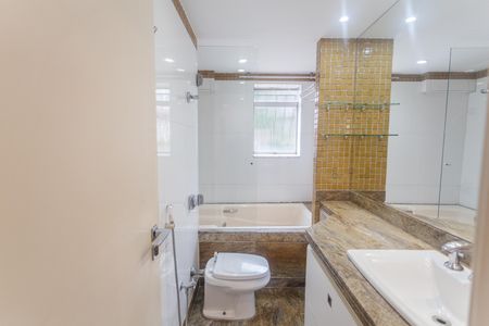 Apartamento à venda com 226m², 4 quartos e 2 vagas Apartamento à venda com 226m², 4 quartos e 2 vagasBanheiro da Suíte