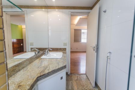 Apartamento à venda com 226m², 4 quartos e 2 vagas Apartamento à venda com 226m², 4 quartos e 2 vagasBanheiro da Suíte