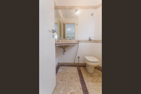 Apartamento à venda com 226m², 4 quartos e 2 vagas Apartamento à venda com 226m², 4 quartos e 2 vagasLavabo da Sala 2