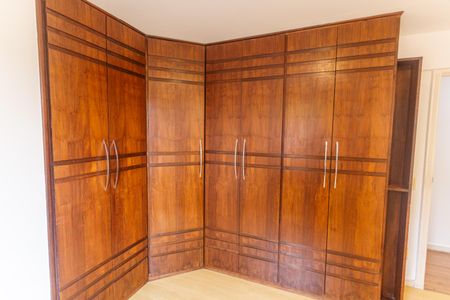 Apartamento à venda com 226m², 4 quartos e 2 vagas Apartamento à venda com 226m², 4 quartos e 2 vagasArmário do Quarto 2
