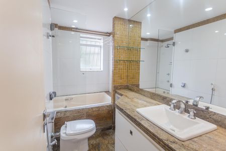 Apartamento à venda com 226m², 4 quartos e 2 vagas Apartamento à venda com 226m², 4 quartos e 2 vagasBanheiro da Suíte