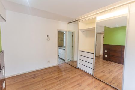 Apartamento à venda com 226m², 4 quartos e 2 vagas Apartamento à venda com 226m², 4 quartos e 2 vagasSuíte