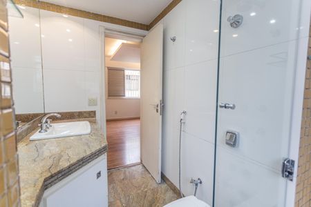 Apartamento à venda com 226m², 4 quartos e 2 vagas Apartamento à venda com 226m², 4 quartos e 2 vagasBanheiro da Suíte