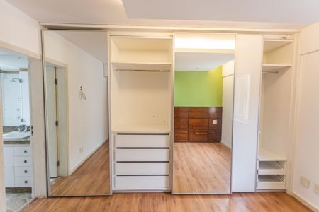 Apartamento à venda com 226m², 4 quartos e 2 vagas Apartamento à venda com 226m², 4 quartos e 2 vagasArmário da Suíte