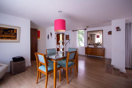 Casa de condomínio à venda com 199m², 3 quartos e 2 vagas Casa de condomínio à venda com 199m², 3 quartos e 2 vagasSala