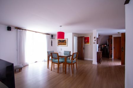 Casa de condomínio à venda com 199m², 3 quartos e 2 vagas Casa de condomínio à venda com 199m², 3 quartos e 2 vagasSala