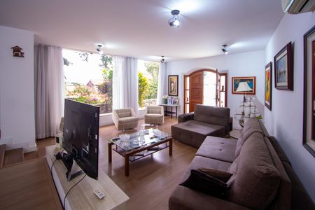 Casa de condomínio à venda com 199m², 3 quartos e 2 vagas Casa de condomínio à venda com 199m², 3 quartos e 2 vagasSala