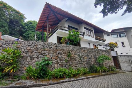 Casa de condomínio à venda com 199m², 3 quartos e 2 vagas Casa de condomínio à venda com 199m², 3 quartos e 2 vagasFachada